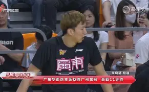 球迷闯入球赛拥抱梅西致比赛中断 球迷闯入球赛拥抱梅西致比赛中断