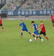 九游（中国）-在比赛中持球队员倒地或坐在地上时比赛应继续进行